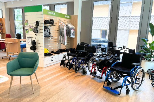 Ein Blick auf Rollstühle und andere Produkte im neuen Shop Im Westfeld.