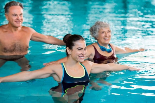 Menschen beim Aquagymnastik