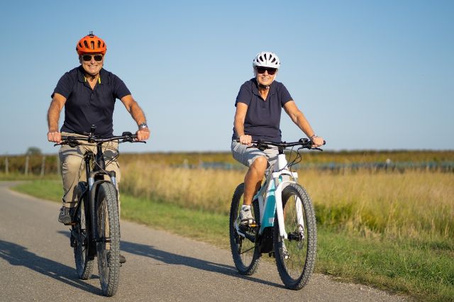 Menschen beim E-Mountainbike fahren