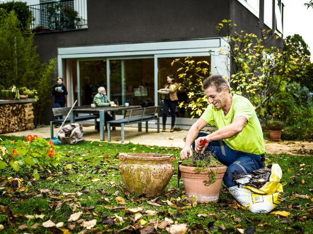 Pro Senectute Mitarbeiter bei Gartenarbeiten für den Klienten
