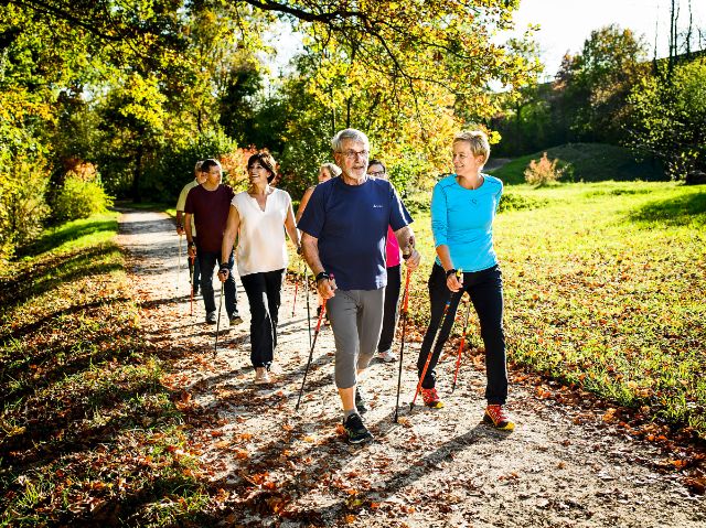 Menschen beim Nordic Walking