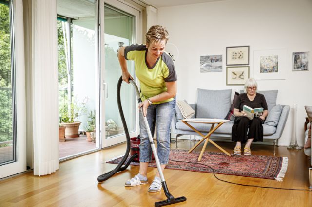 Pro Senectute Reinigungsfachperson im Einsatz bei einer Klientin