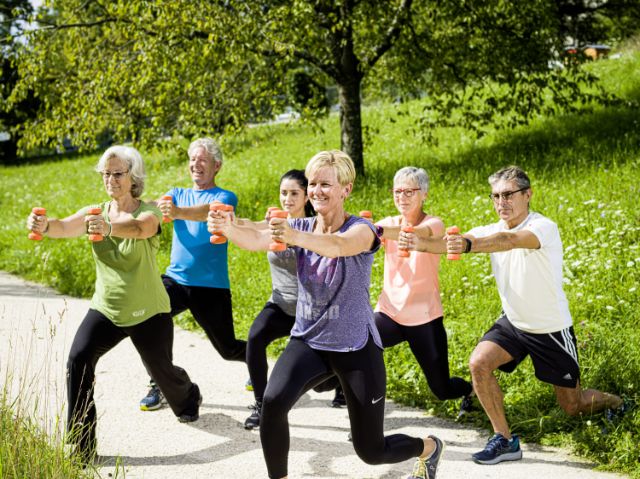 Frauen und Männer beim Fitnesstraining im Freien.